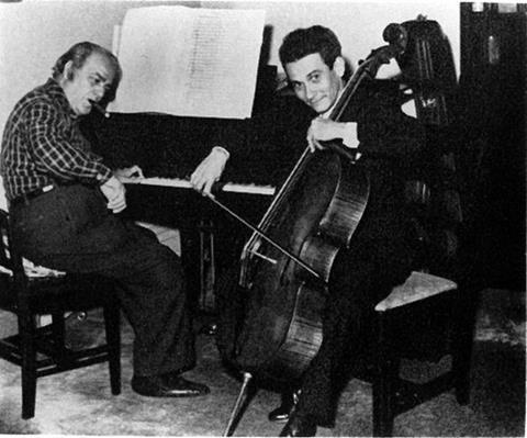 维拉-罗伯斯（弹钢琴）与阿尔多·帕里索 (Aldo Parisot) 一起排练他的第二大提琴协奏曲