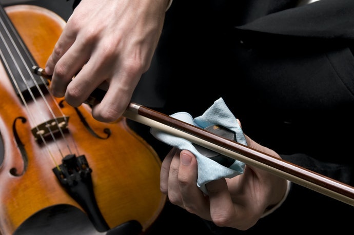 在琴弓上涂抹小提琴松香的目的是什么？
