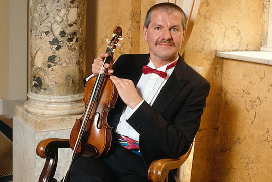 巴洛克小提琴独奏家莱因哈德 ·戈贝尔